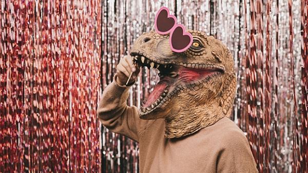 Невеста пошла к&nbsp;алтарю в&nbsp;костюме динозавра и&nbsp;сорвала овации