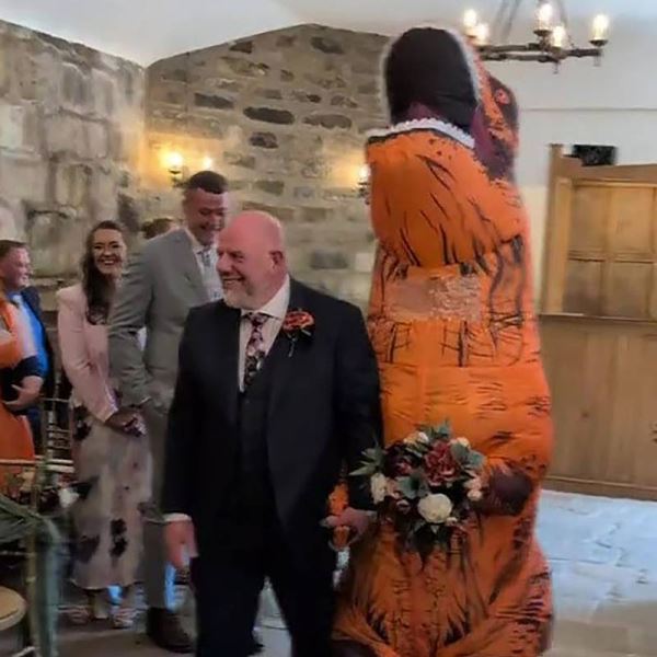 Невеста пошла к&nbsp;алтарю в&nbsp;костюме динозавра и&nbsp;сорвала овации